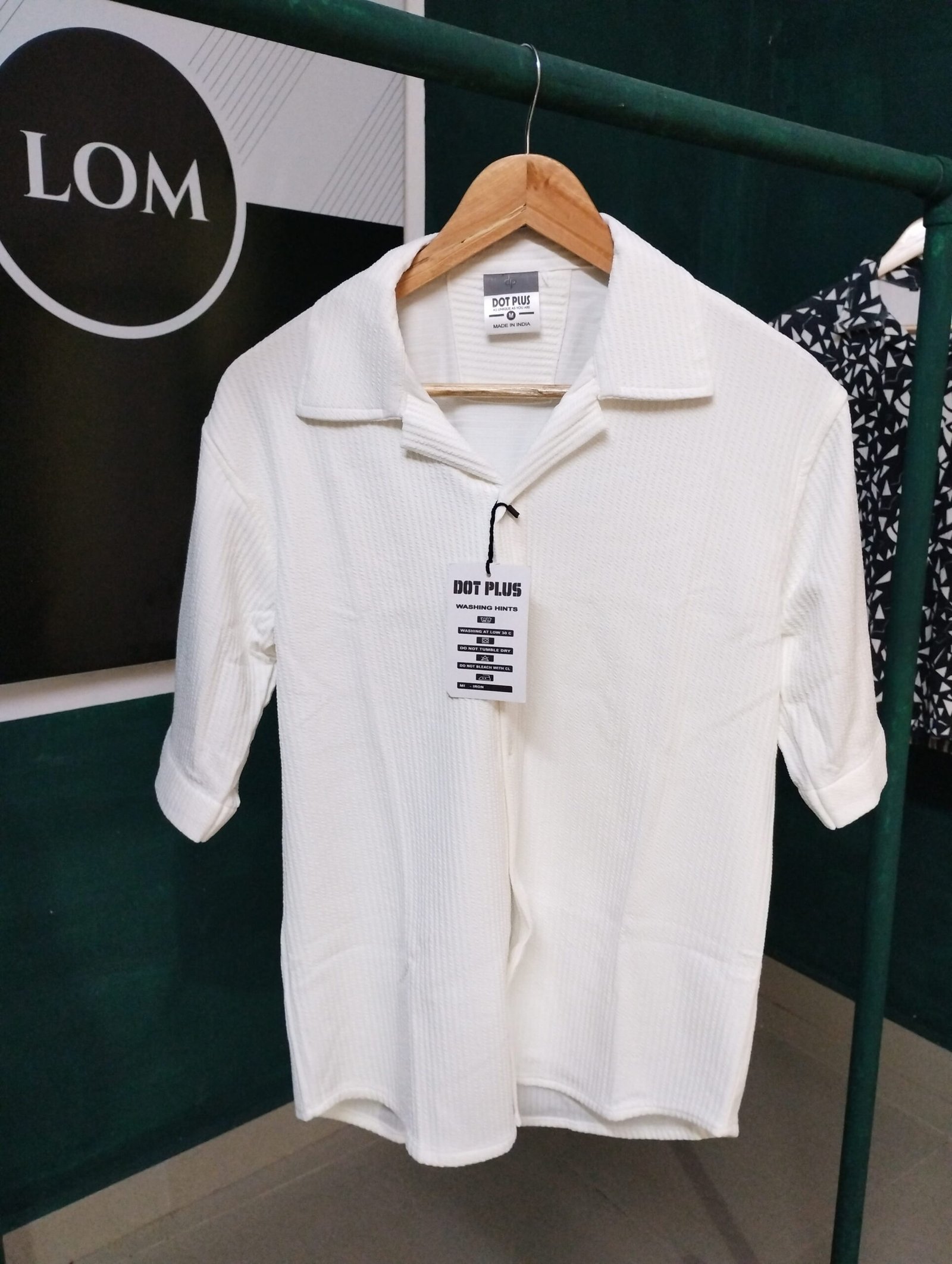 Elegant White Button-Up Shirt – Striped Pattern Classic & Versatile Men's Wear